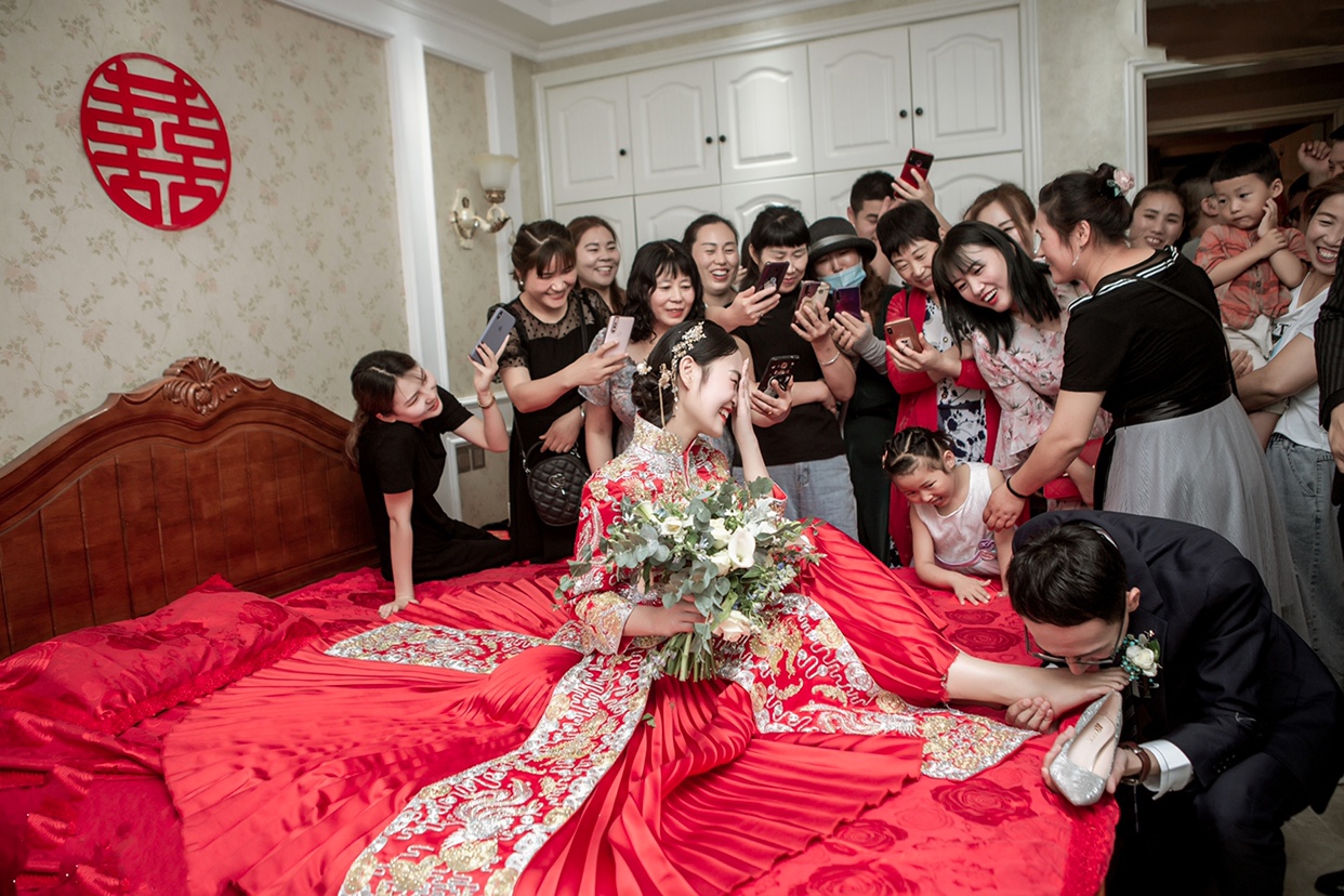 缎面主纱细节取胜，这几处“小心机”少女感爆棚