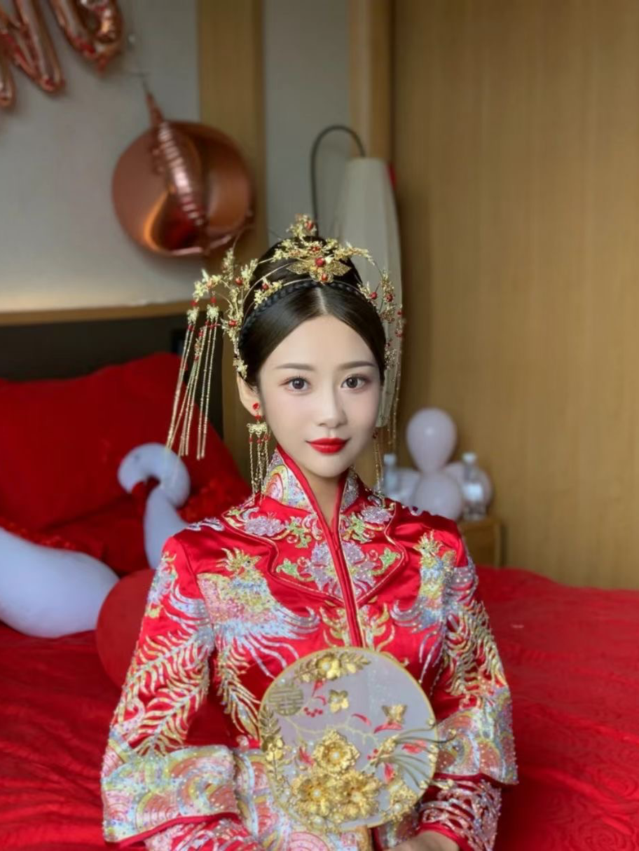 (八年资深化妆师)半天新娘跟妆+两个妆容+造型
