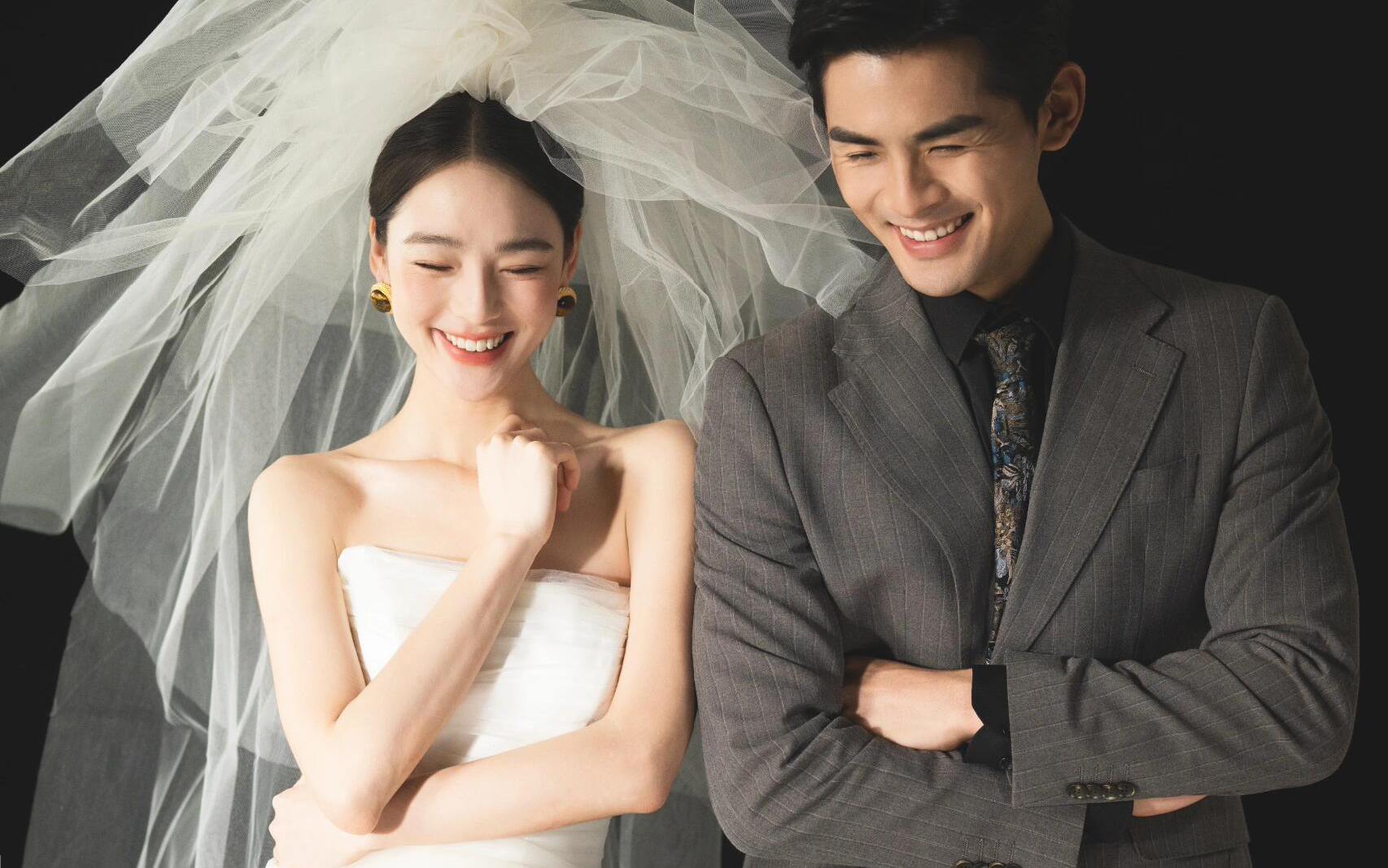 小众婚纱照进行到底，年轻人都爱甜酷胶片风高阶审美