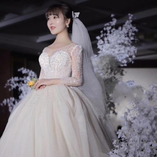 资深化妆师全天跟妆4套造型+送亲友妆+新郎妆