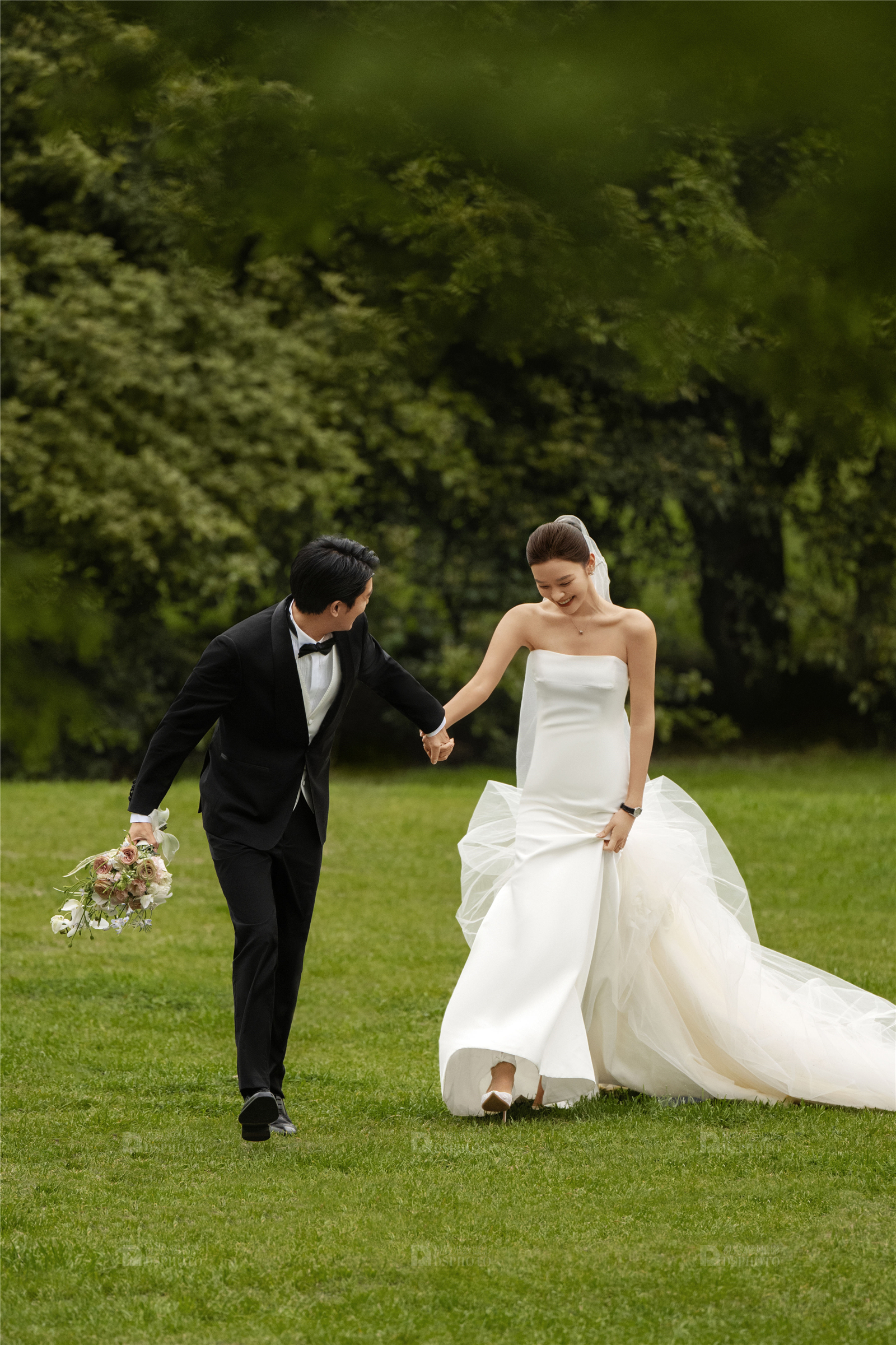 备婚推荐 | 怎样都好看的草坪婚纱照