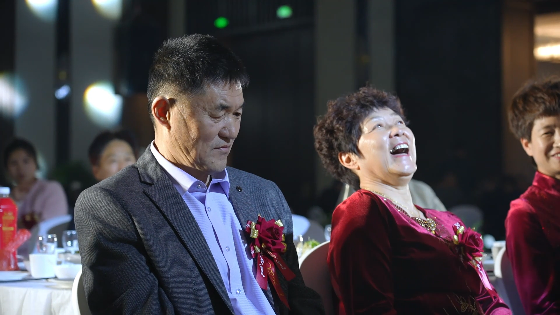 敬茶向父母，暖人亦暖心