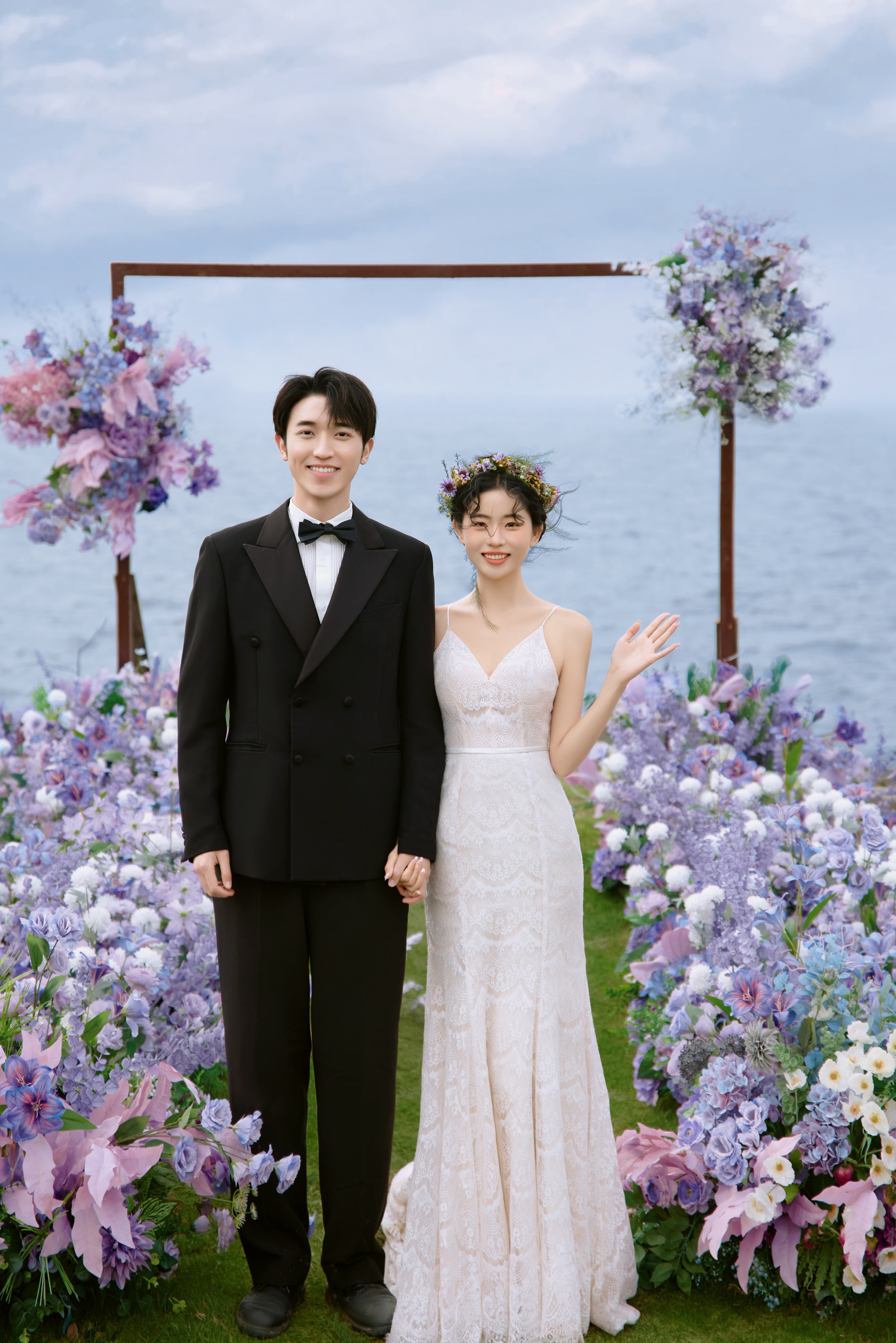 突然就Get到草坪婚纱照的美