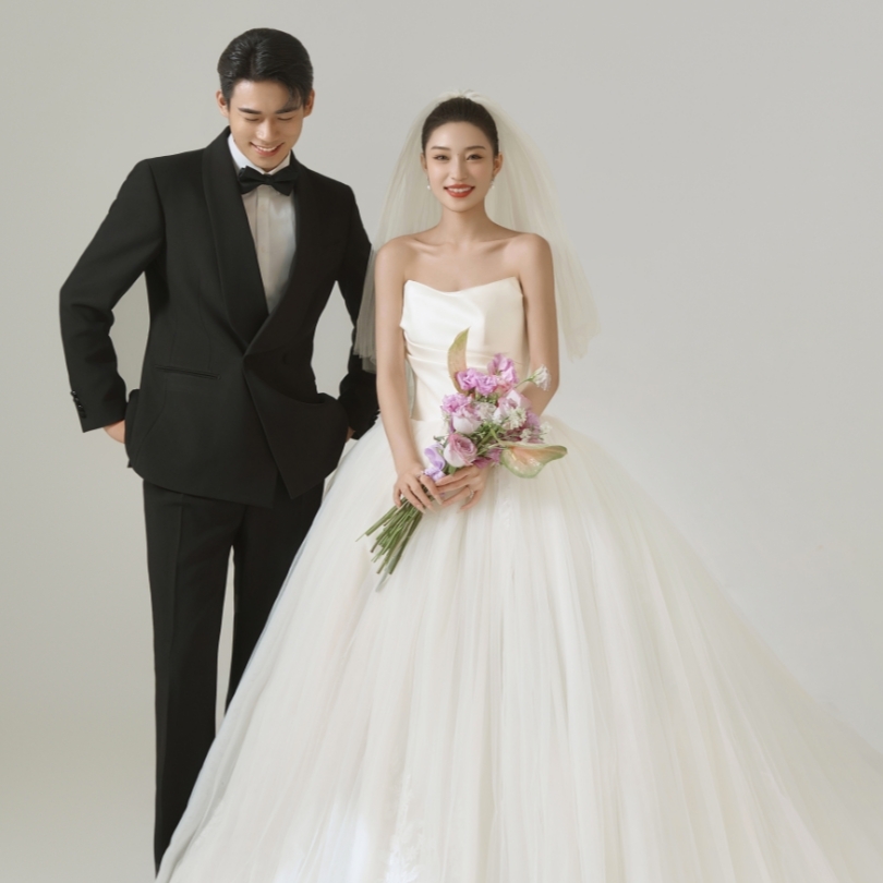 旺季抢档/限拍18对/婚纱照/森系婚纱
照/草坪