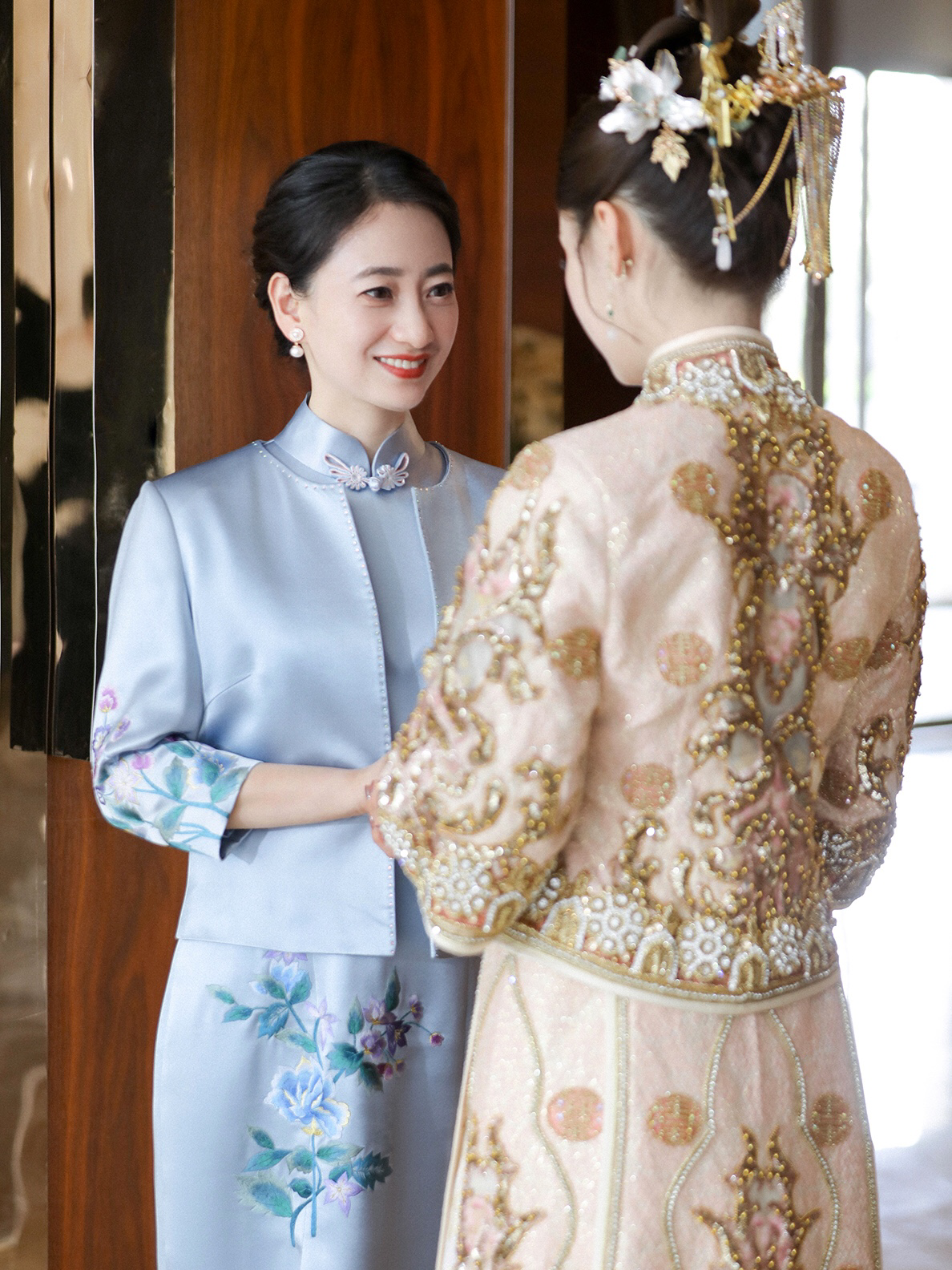 淡蓝色优雅知性妈妈旗袍套系