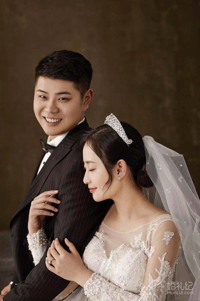婚纱照分享丨选对造型，素人小夫妻变身大明星！