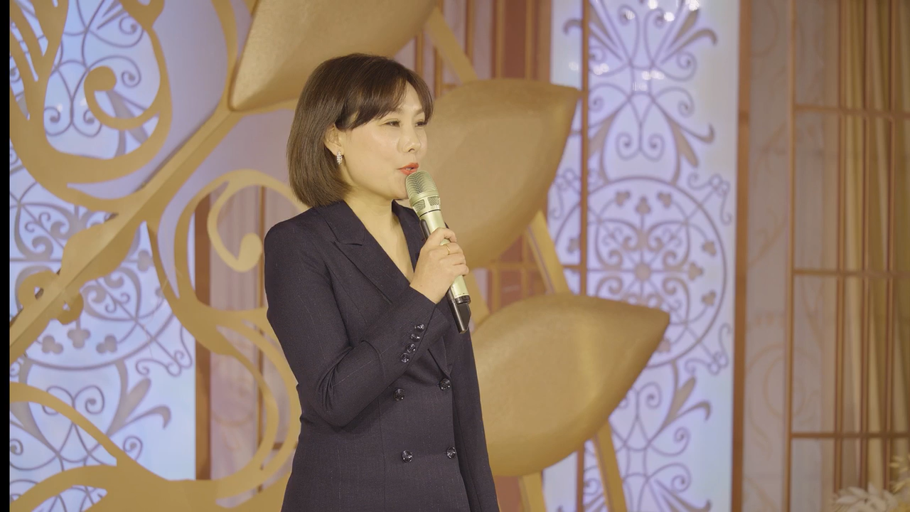 大气，温馨，轻松，热闹，控场能力强