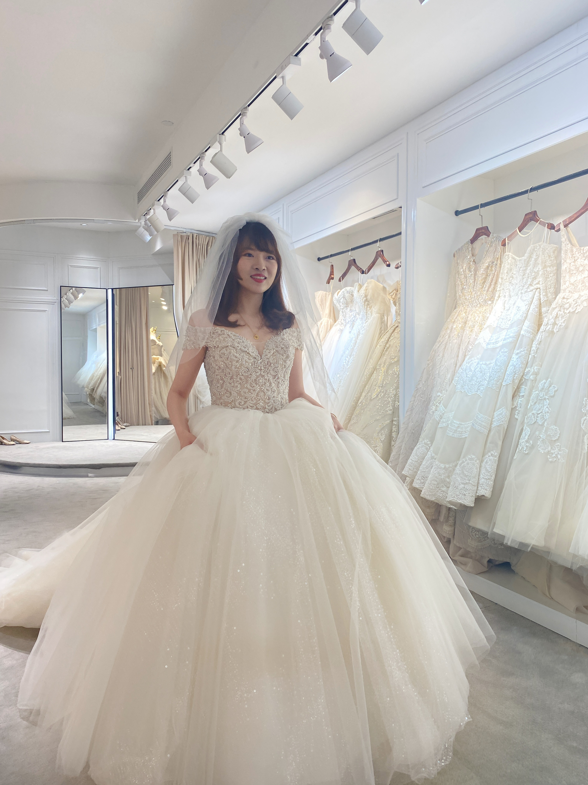 杭州试纱👰‍♀️第一家婚纱店，你们觉得可以定吗？
