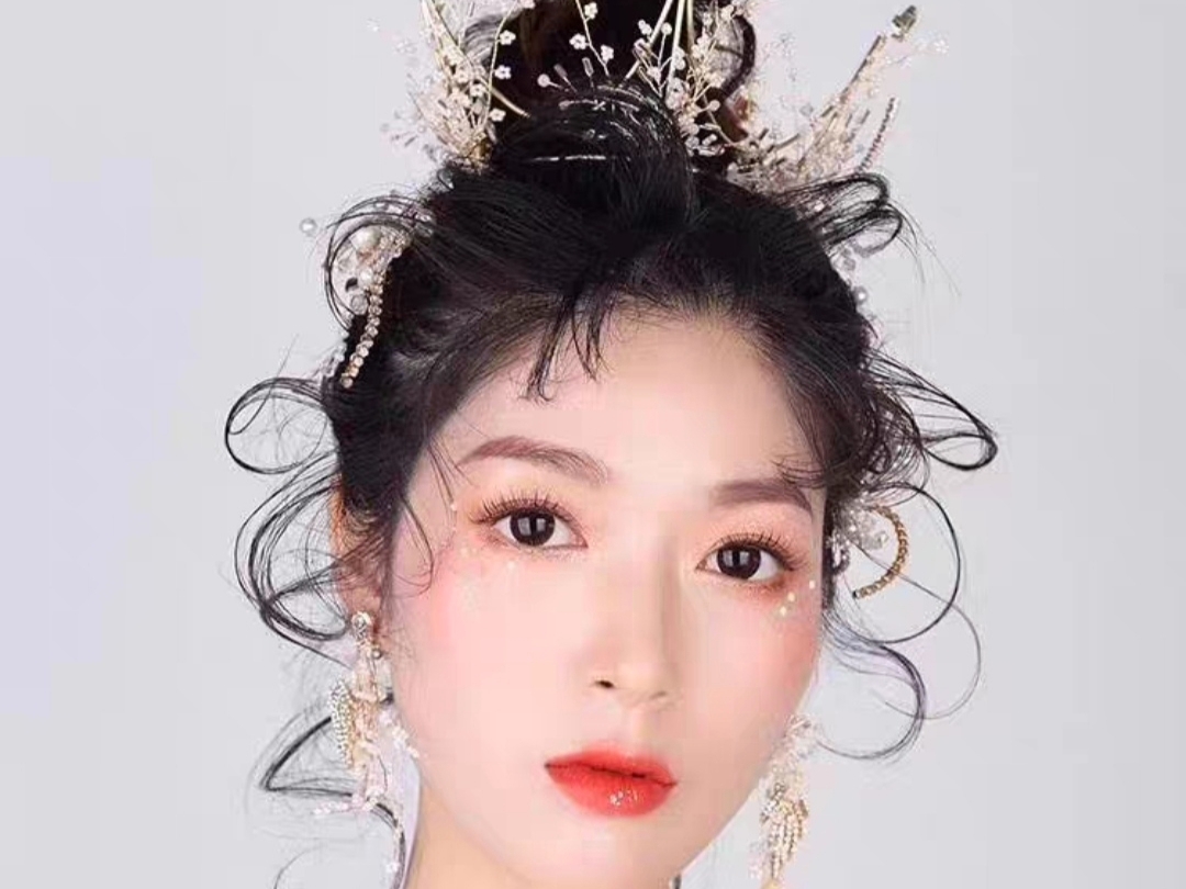 资深化妆师新娘跟妆+头饰免费佩戴（赠送妈妈妆）