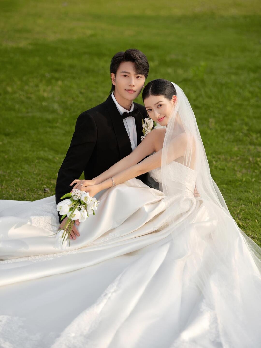 氛围感草坪婚纱照
