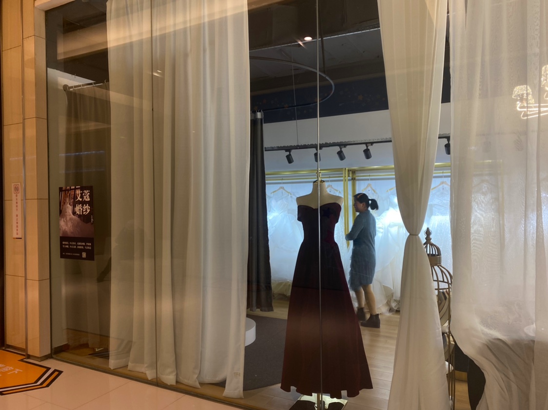 艾蔻婚纱礼服店