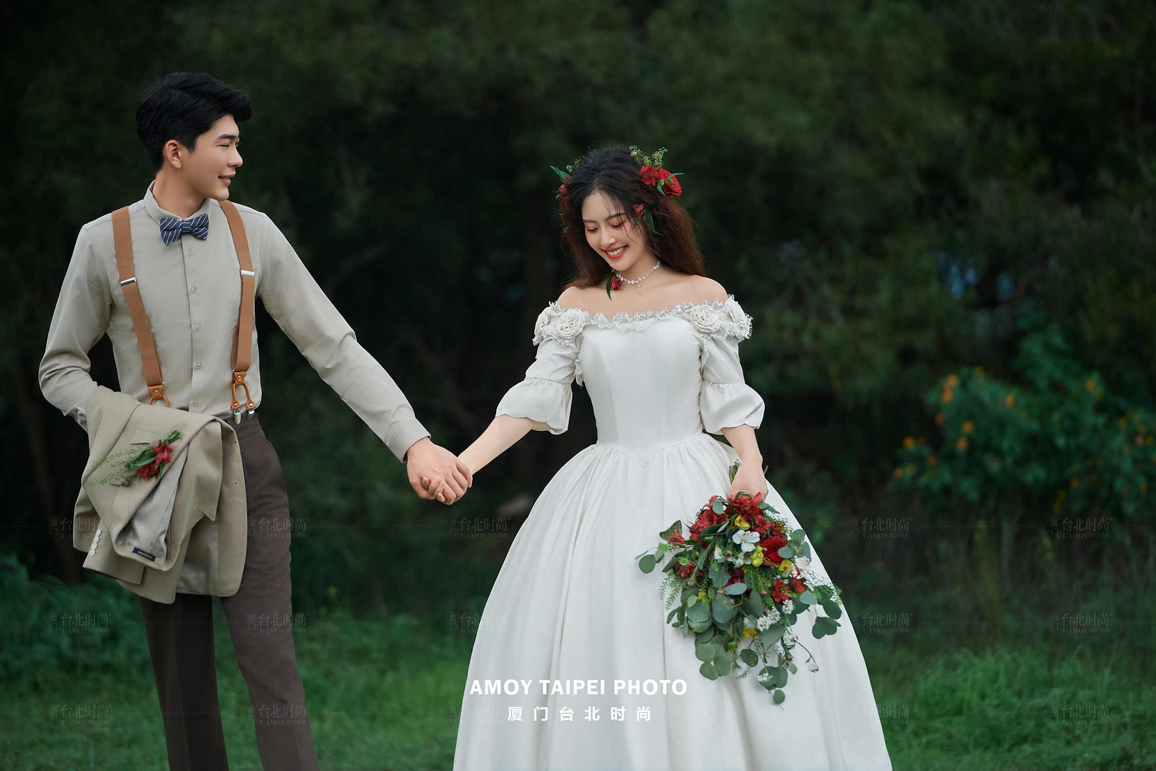 温柔又治愈的森系草坪婚纱照，满是浪漫气息