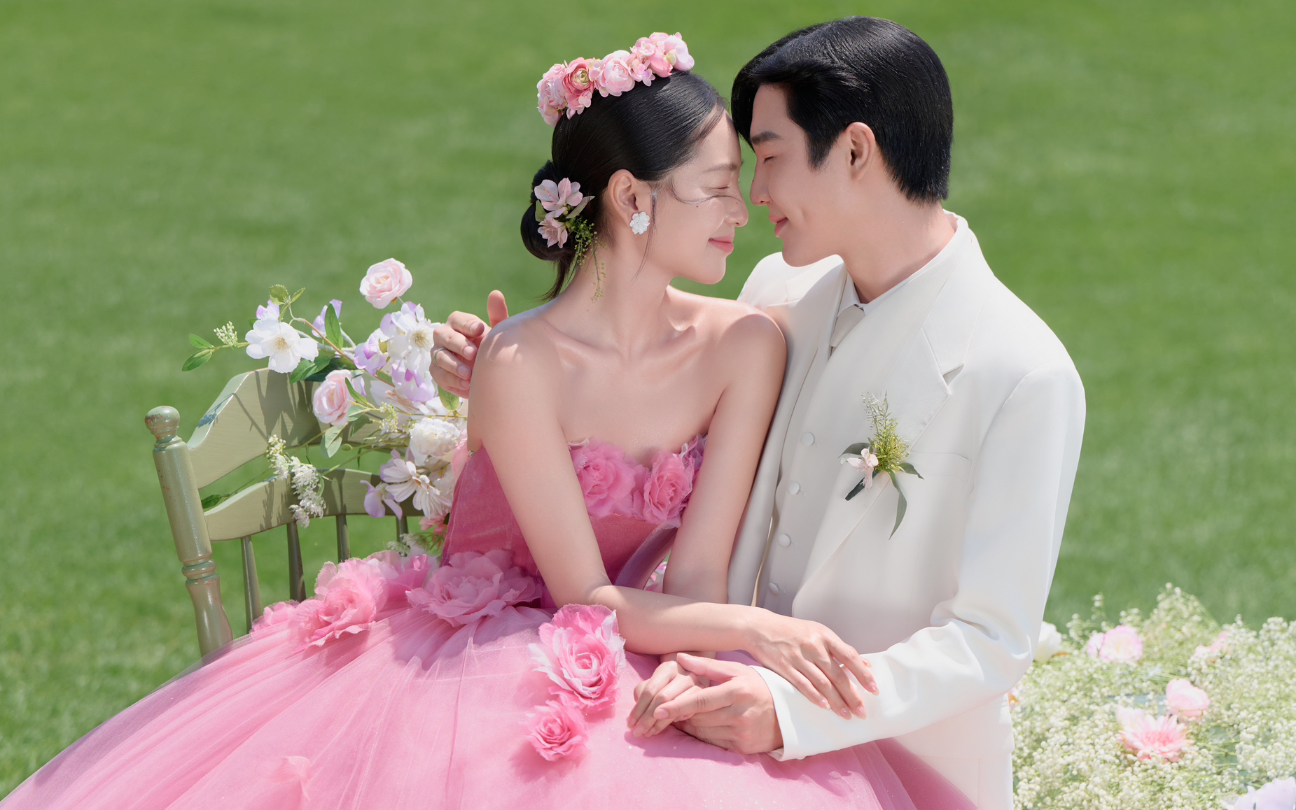 备受新人喜爱的草坪婚纱照