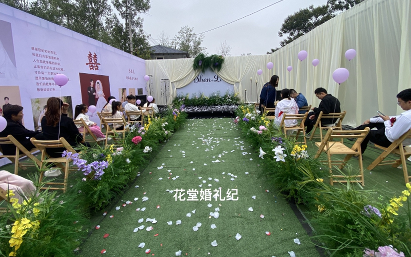 7米寬舞臺森系婚禮加一側(cè)布幔一側(cè)照片墻10米長