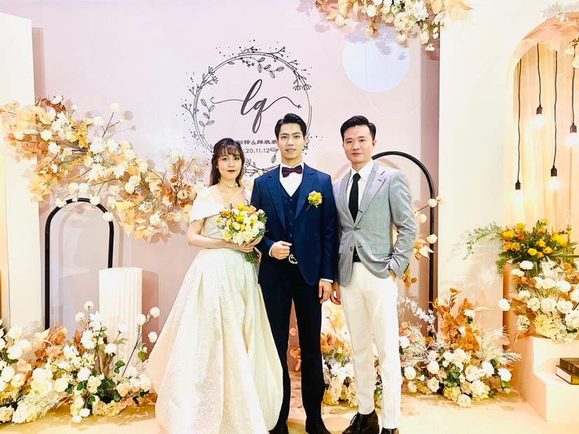 资深主持+专业流程策划+彩排+音乐