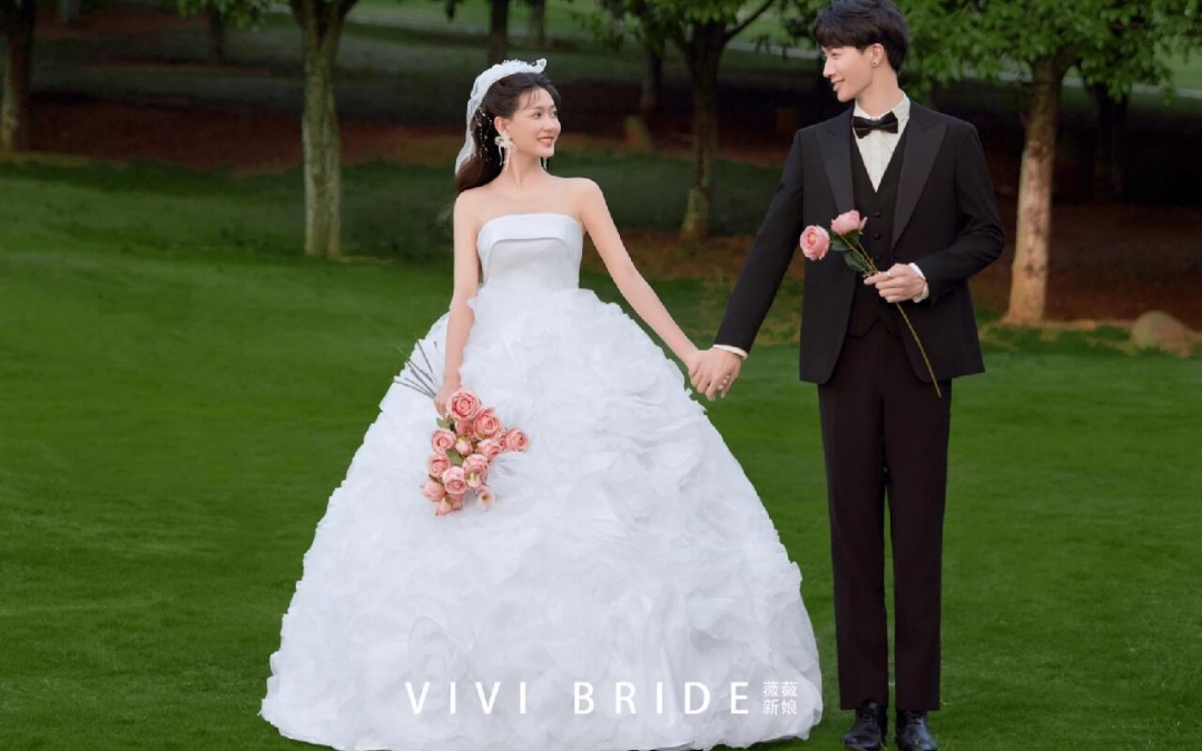 少女童话里的草坪森系婚纱照