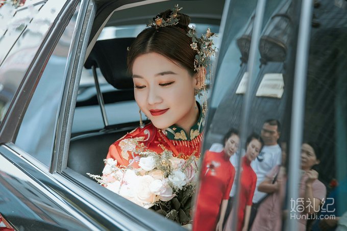 大婚必穿3件礼服，👰🤵一出场全家都夸好看