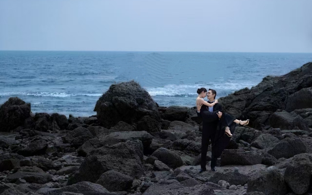 喜歡海邊電影感婚紗照