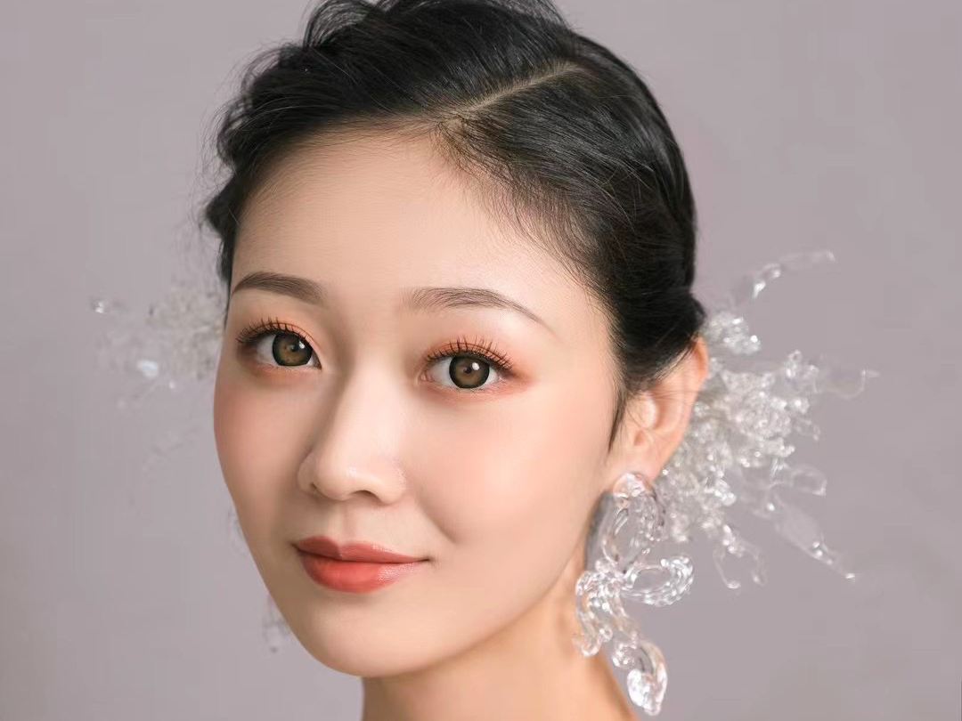 资深化妆师八小时全程新娘跟妆，不收取任何试妆费用