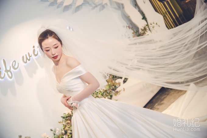 金绣嫁衣出门赚足眼球 彩纱两穿迎宾敬酒一件省心