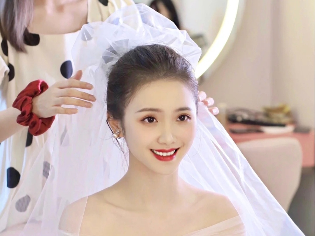 全包，新娘结婚当天免租，三套妆造，提供精美饰品