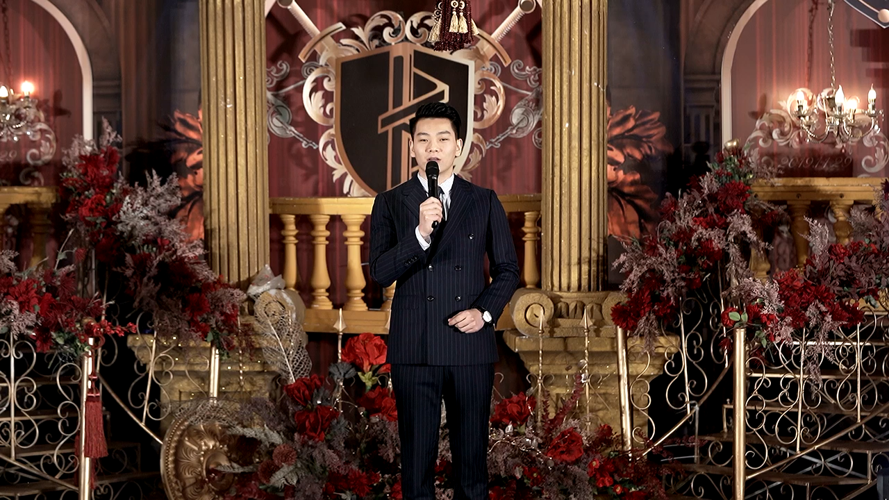 风格沉稳，轻松自然，把爱情讲述成故事