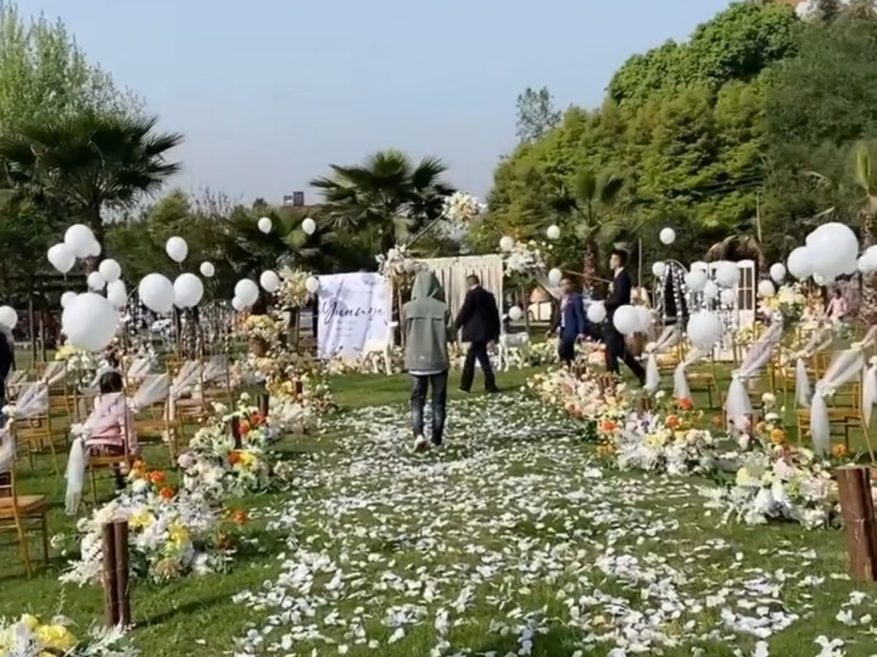 疫情特價，白色系戶外草坪婚禮