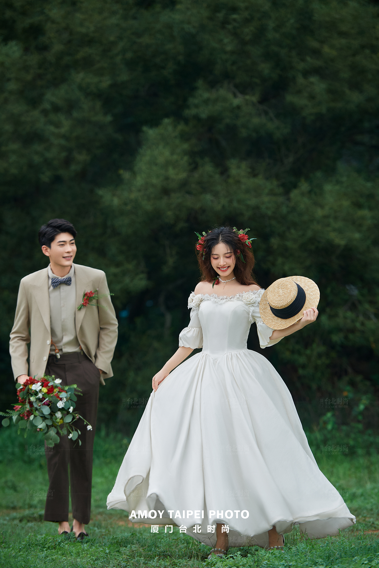 温柔又治愈的森系草坪婚纱照，满是浪漫气息