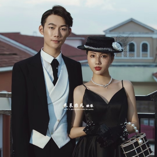 #米莱非凡婚纱#
 优雅赫本风～情感抓拍
