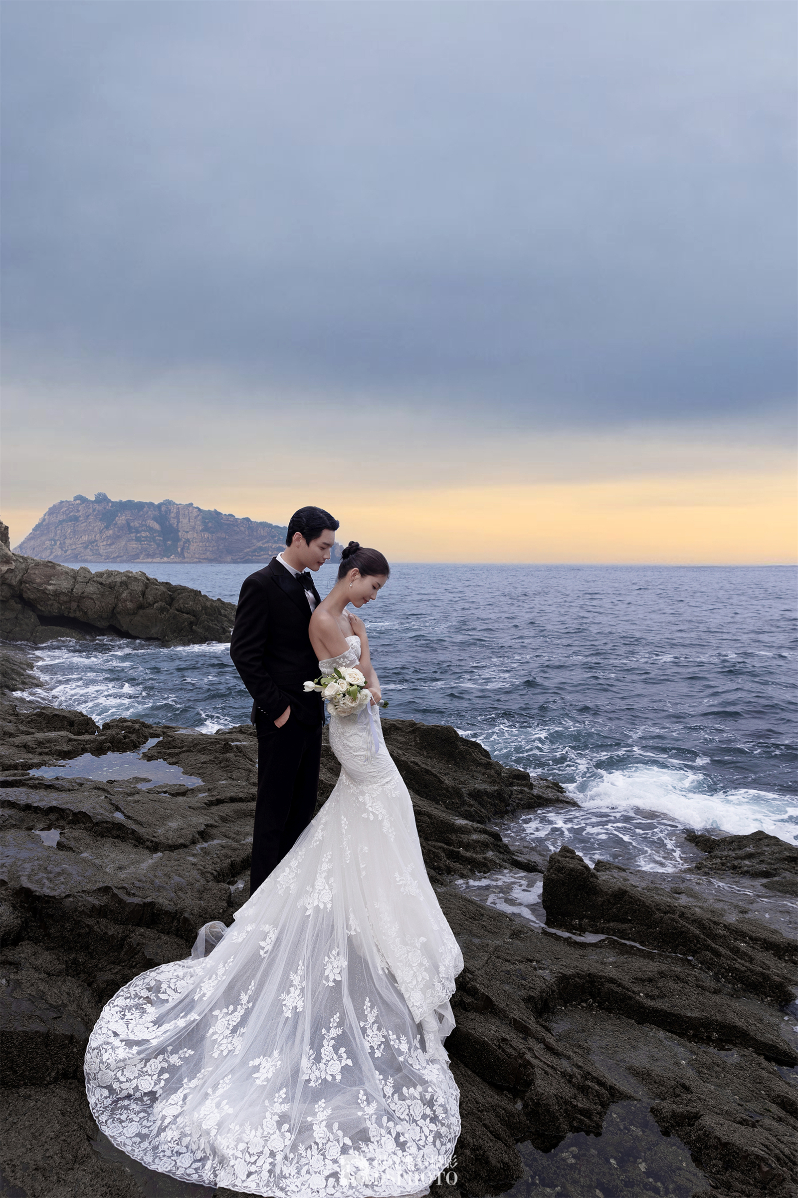 奔赴浪漫！礁石海景婚纱照简直是人间理想
