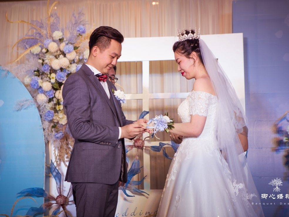 卿心浪漫优雅蓝白色婚礼现场