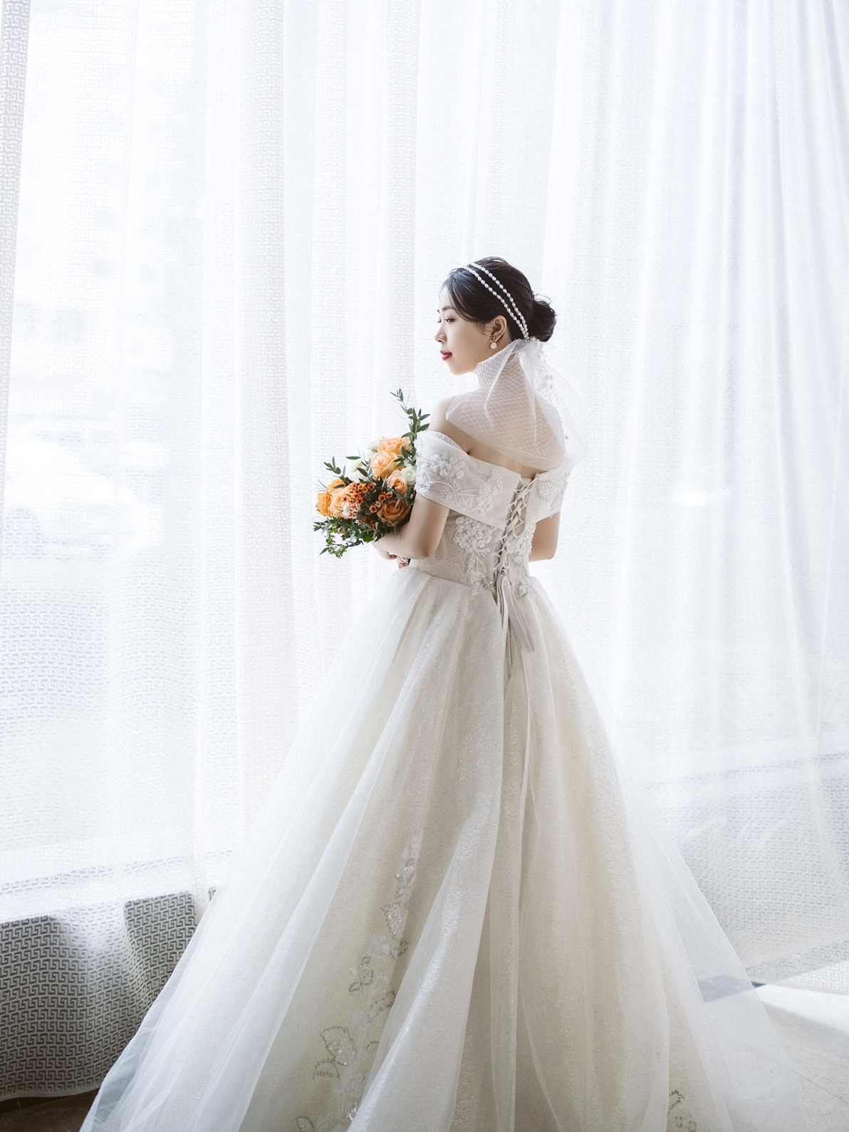 婚纱秀禾礼服三件套餐免费赠租伴娘服