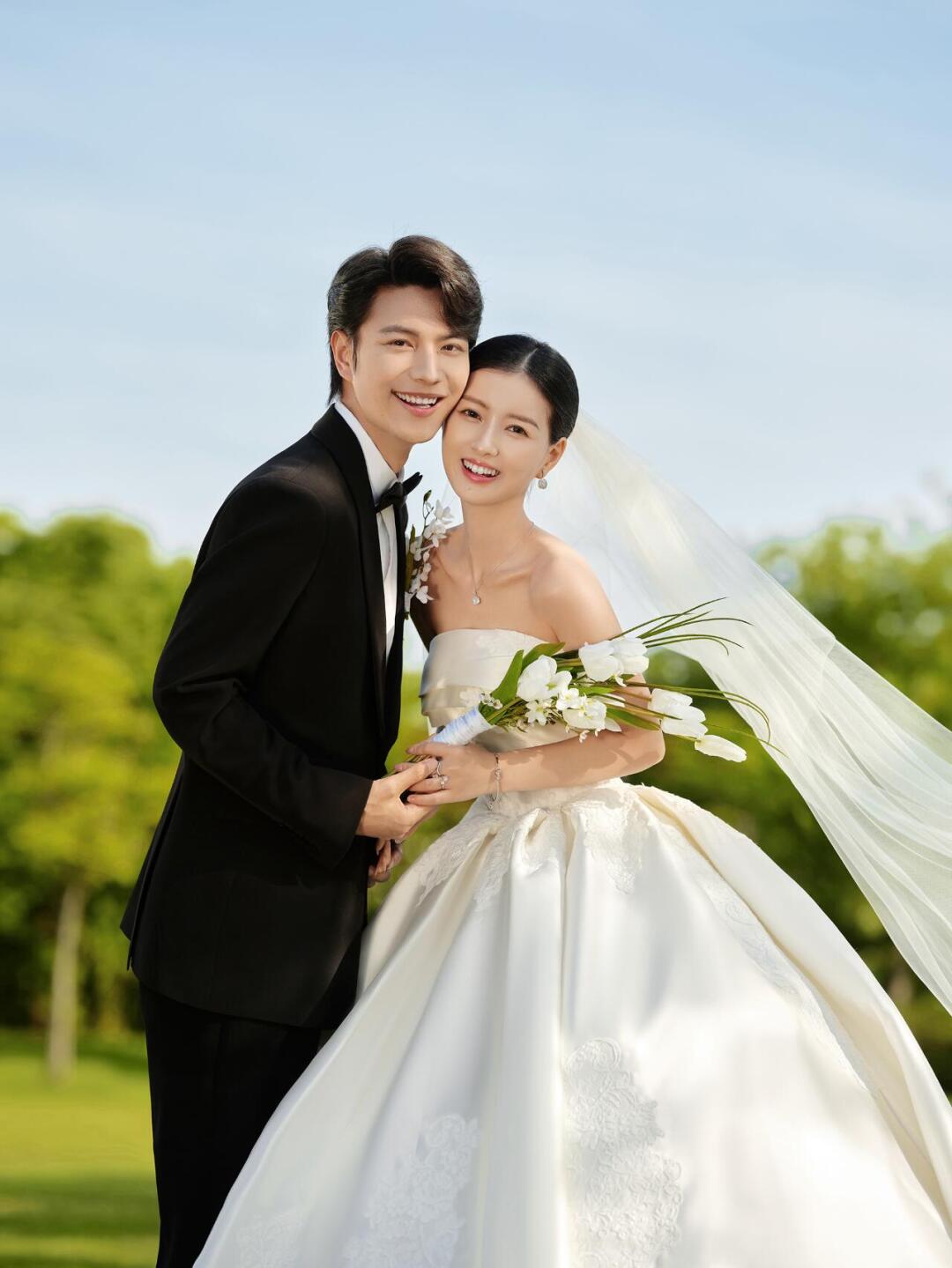 氛围感草坪婚纱照