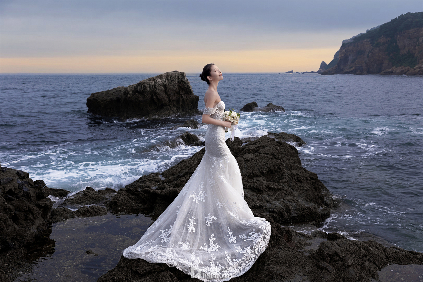 奔赴浪漫！礁石海景婚纱照简直是人间理想