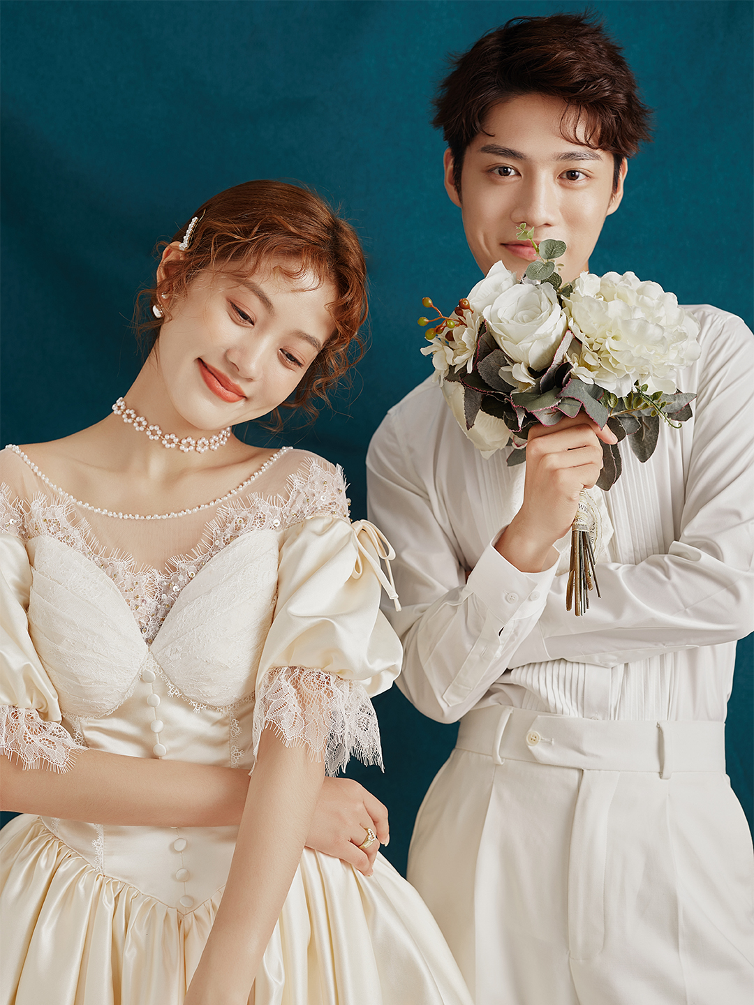 简单又不失甜蜜的室内少女婚纱照