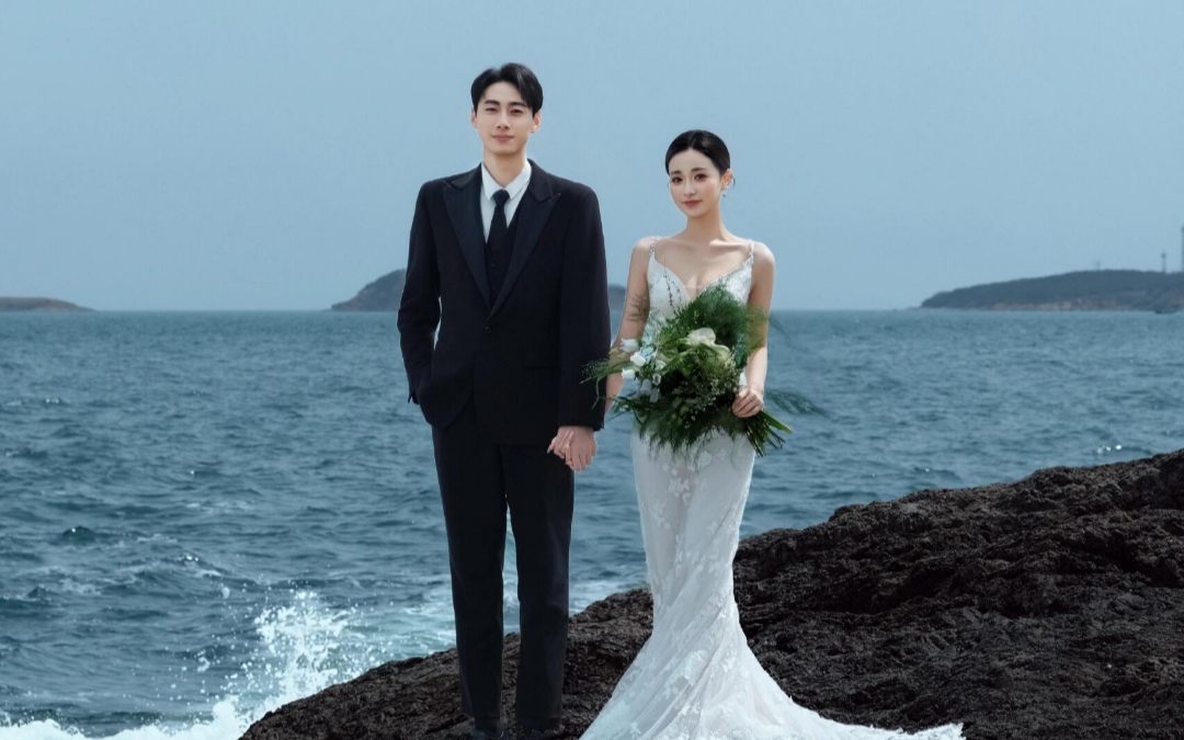 🌊黑礁石海浪里的婚纱照，美哭我了!