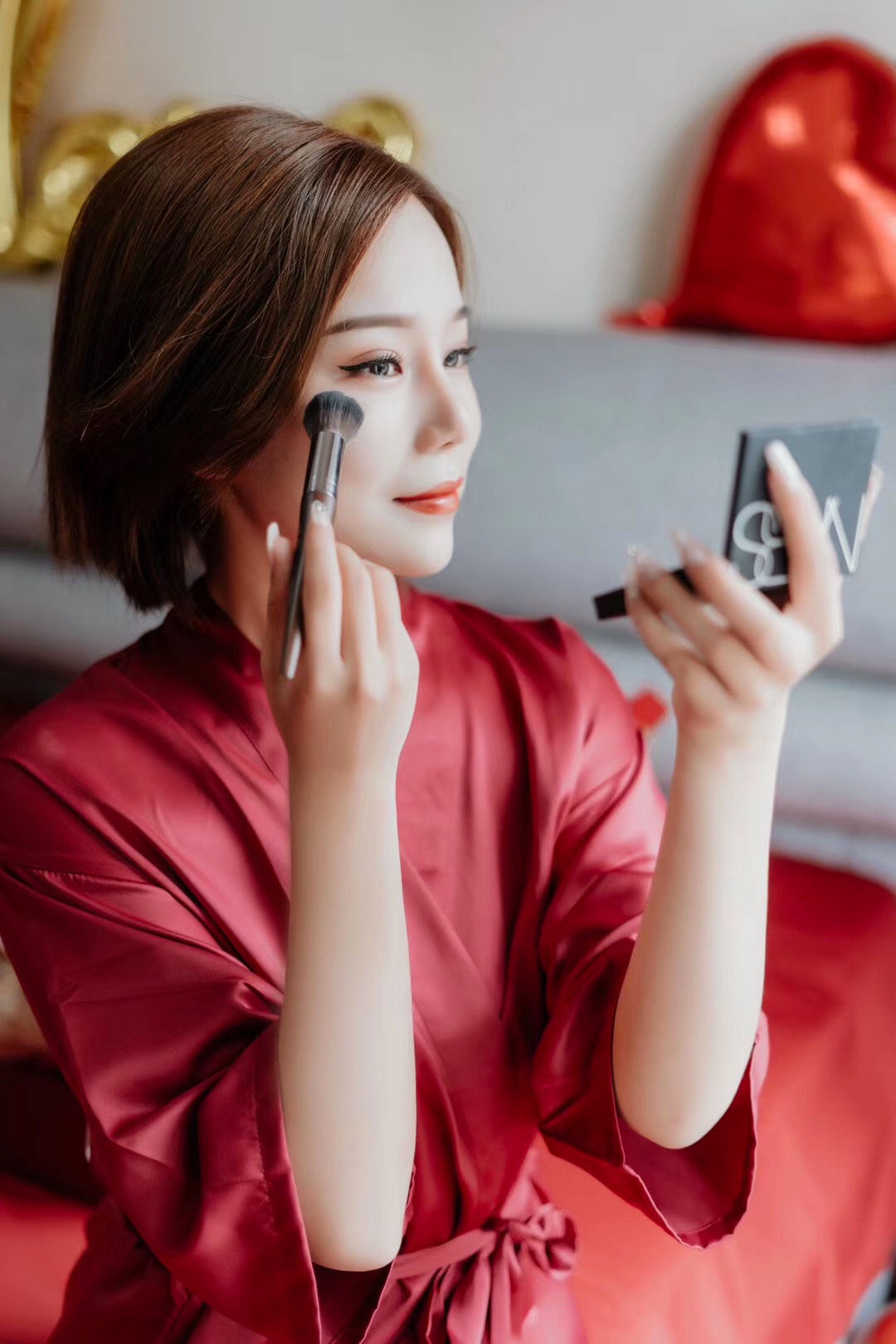 大婚当天从头美到脚，金色马来褂太惊艳