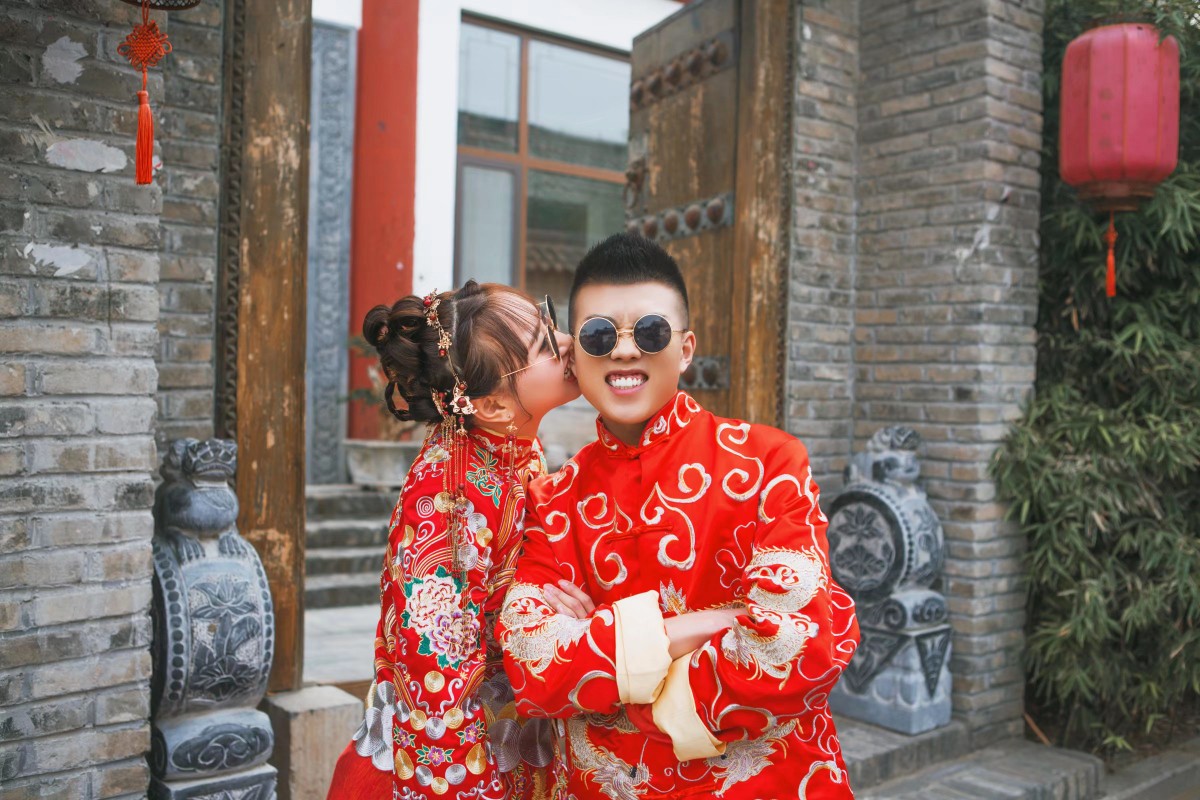 床头婚纱照