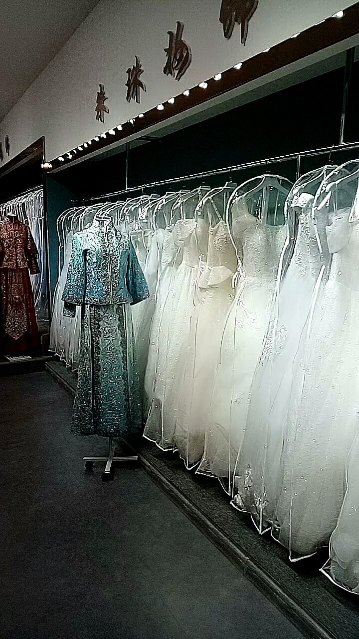 灵石县朱珠妆饰婚纱礼服馆