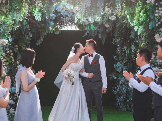 资深专业跟妆全天送伴娘妆、妈妈妆新郎妆、爸爸造型