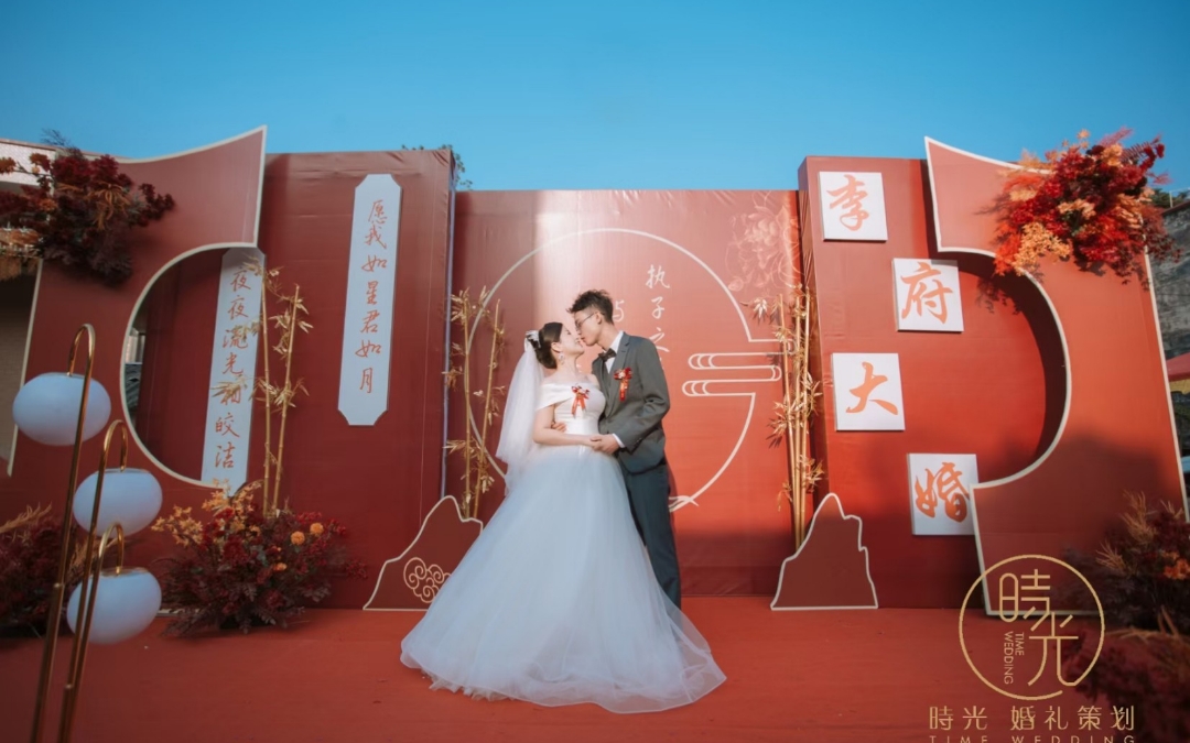 經(jīng)典紅色中國(guó)風(fēng)主題戶外婚禮