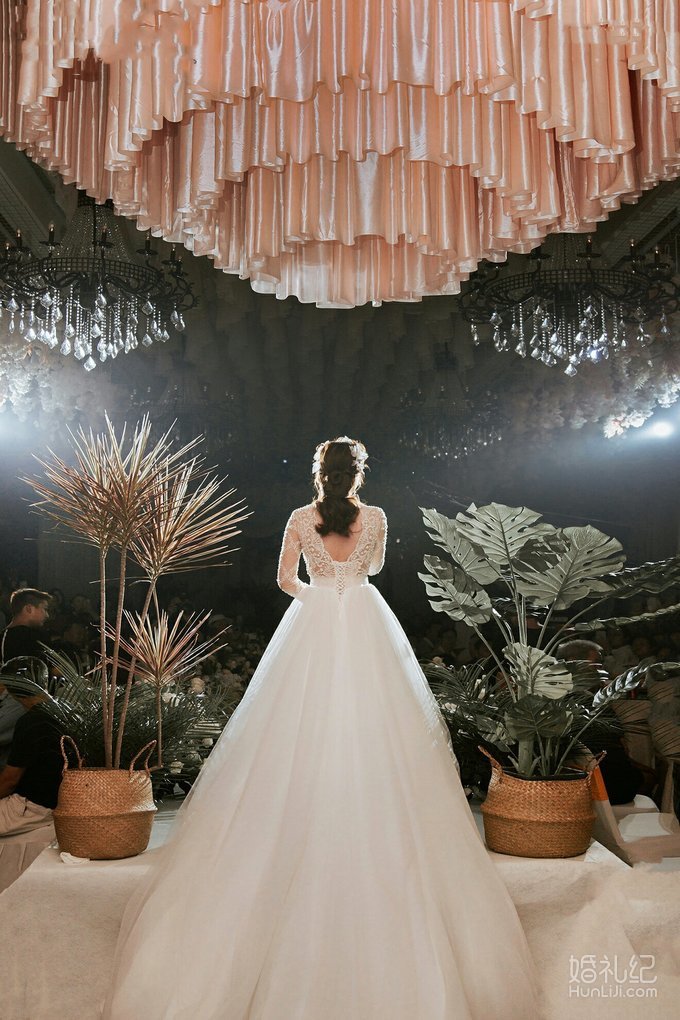 大婚必穿3件礼服，👰🤵一出场全家都夸好看