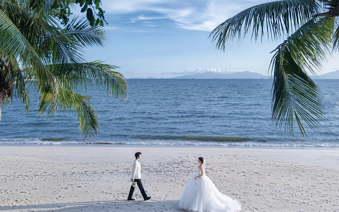 海滩边的浪漫婚纱照