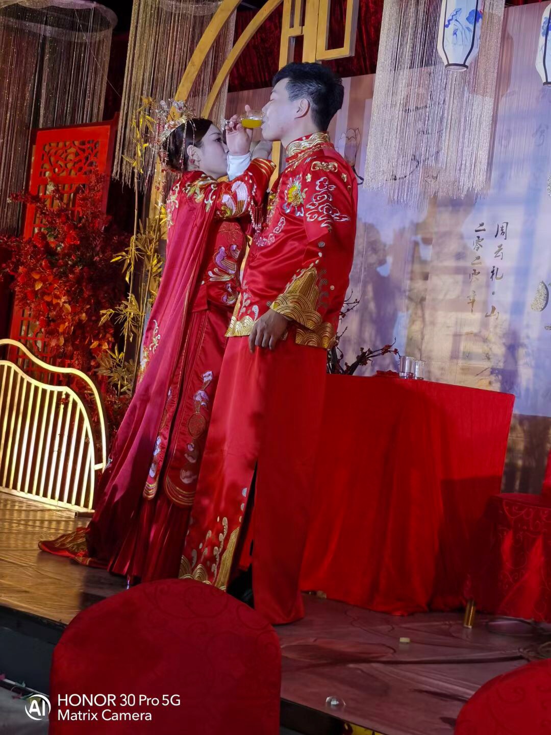 婚礼结束，出秀禾伴郎服婚纱头纱耳饰头饰披肩斗篷