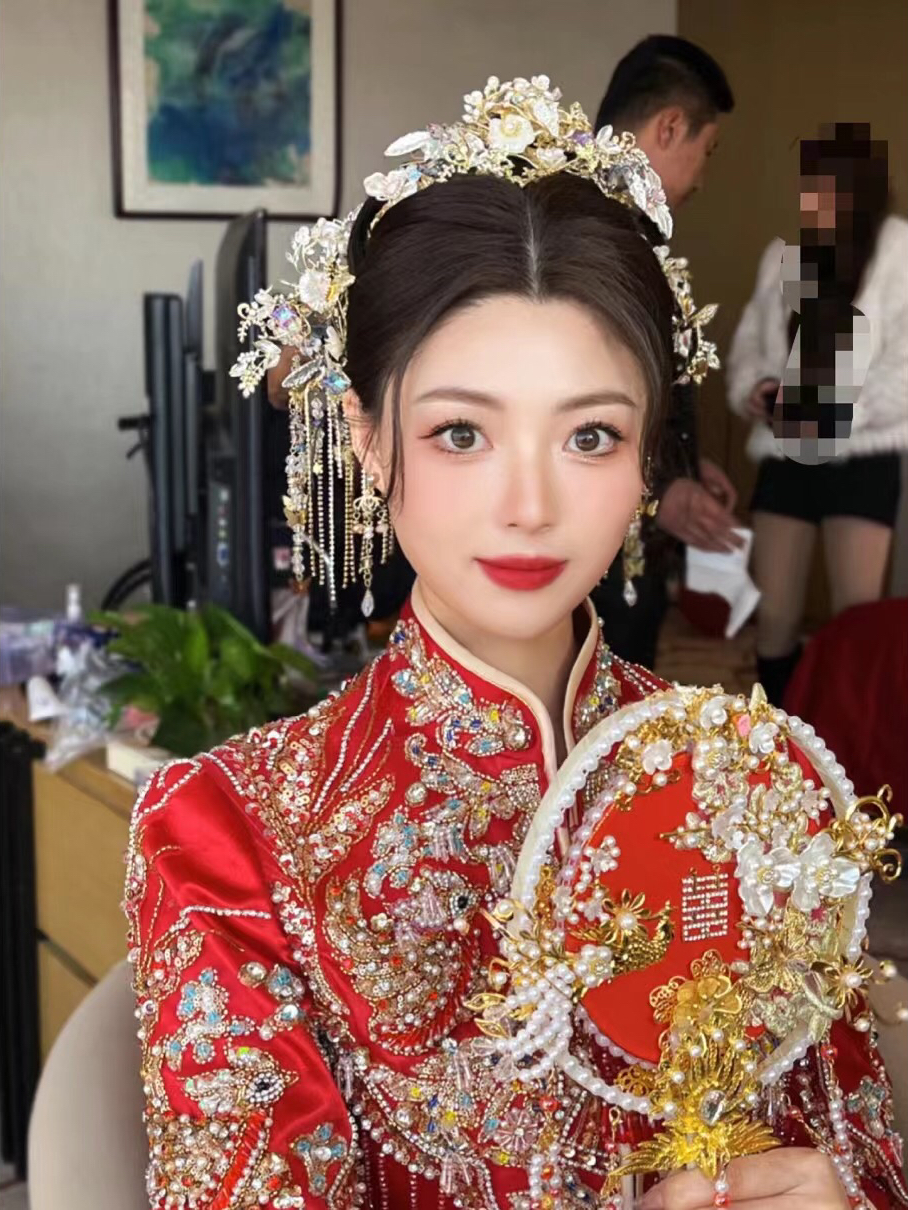 大气秀禾服造型