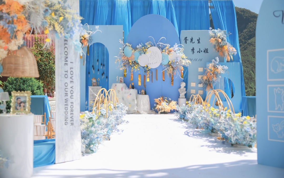 天空的颜色与婚礼现场的蓝色融为了一体