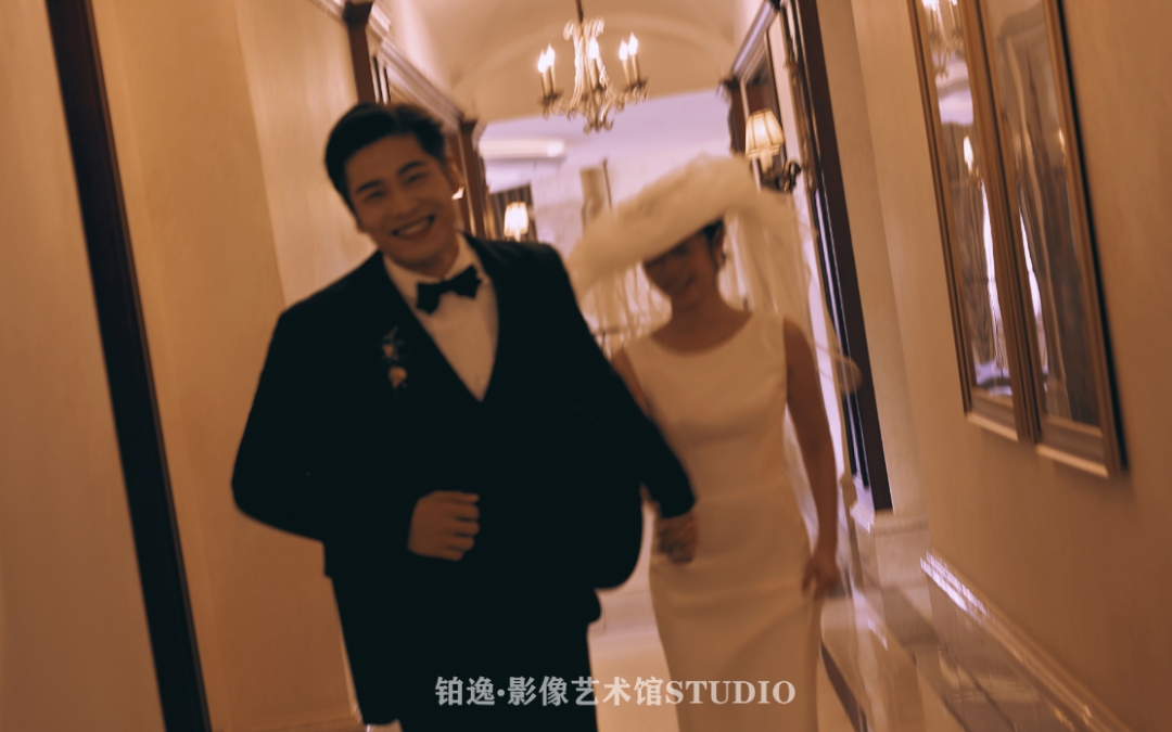 -
明暗交錯(cuò)的光影
顯得整個(gè)畫面神秘又高級(jí)
