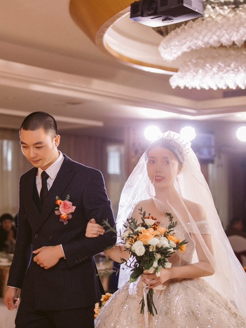 婚纱秀禾礼服三件套餐免费赠租伴娘服