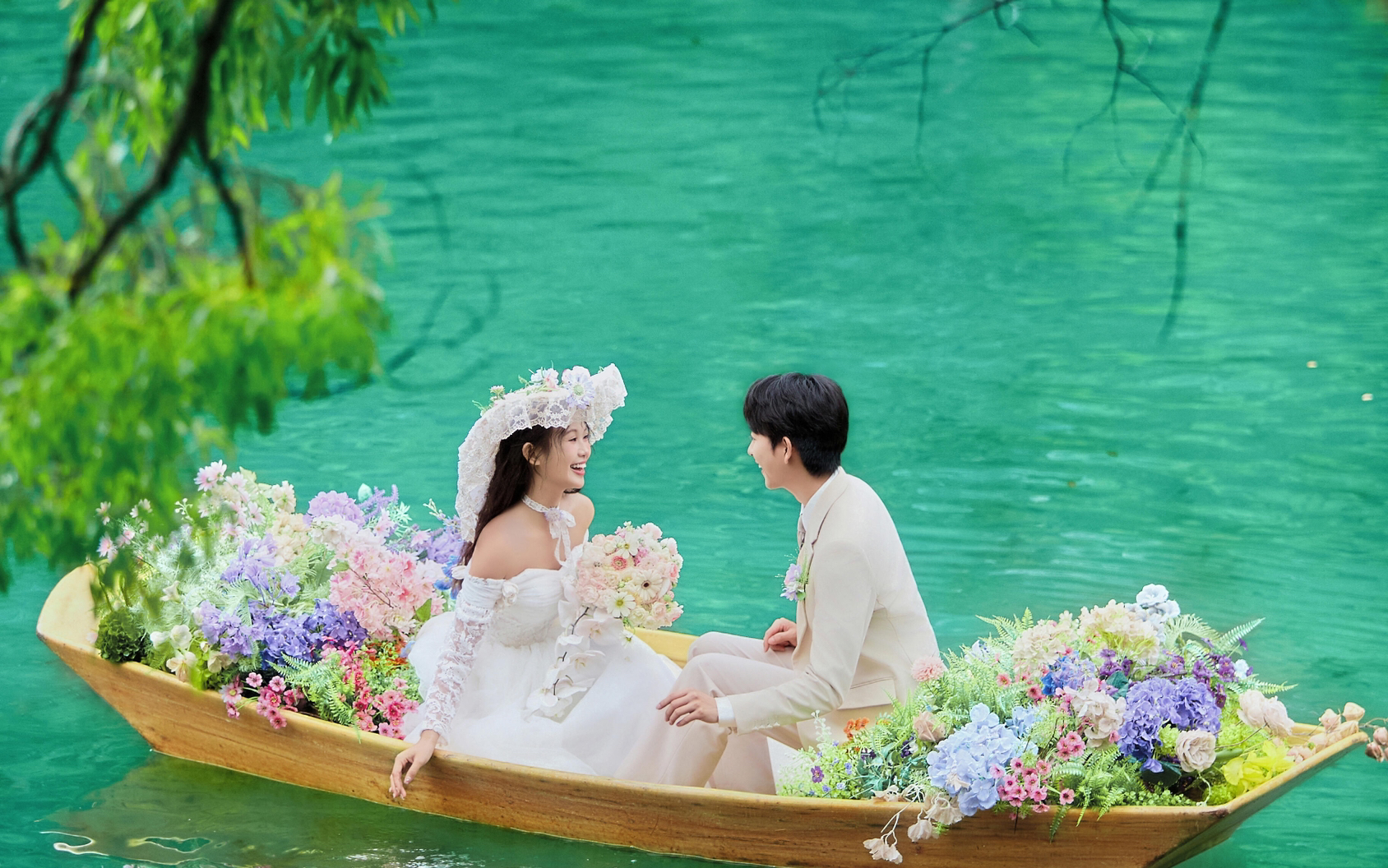 姊妹湖的碧波氫蕩漾 映襯著我們甜蜜的笑容