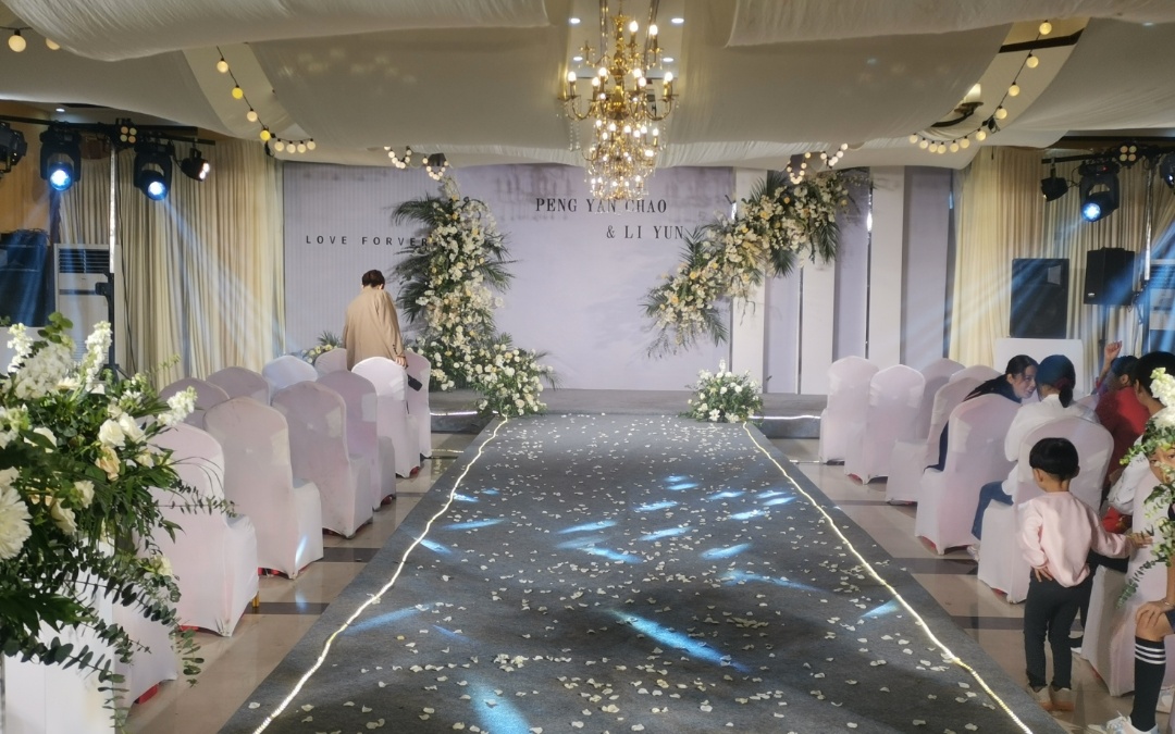 白色唯美秀場風(fēng)婚禮，喜歡的請關(guān)注